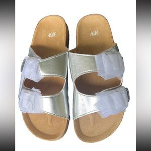 NWT - H&M SILVER METALLIC ATHLETIC SANDALS  GIRLS Size US. 4,  EUR 36